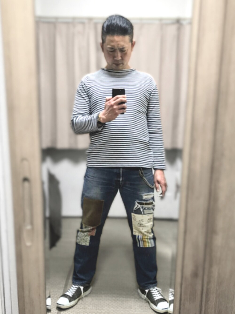 グリーン系のTシャツ/カットソー、ホワイト系のTシャツ/カットソー、ブルー系のデニムパンツを着用したメンズの春コーディネートの3枚目の写真