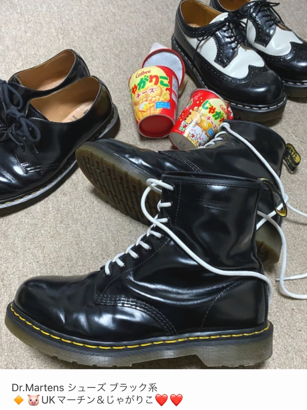 ブラック系のテーラードジャケット、ブラック系のシャツ/ブラウス、ホワイト系のネクタイを着用したメンズの秋コーディネートの5枚目の写真