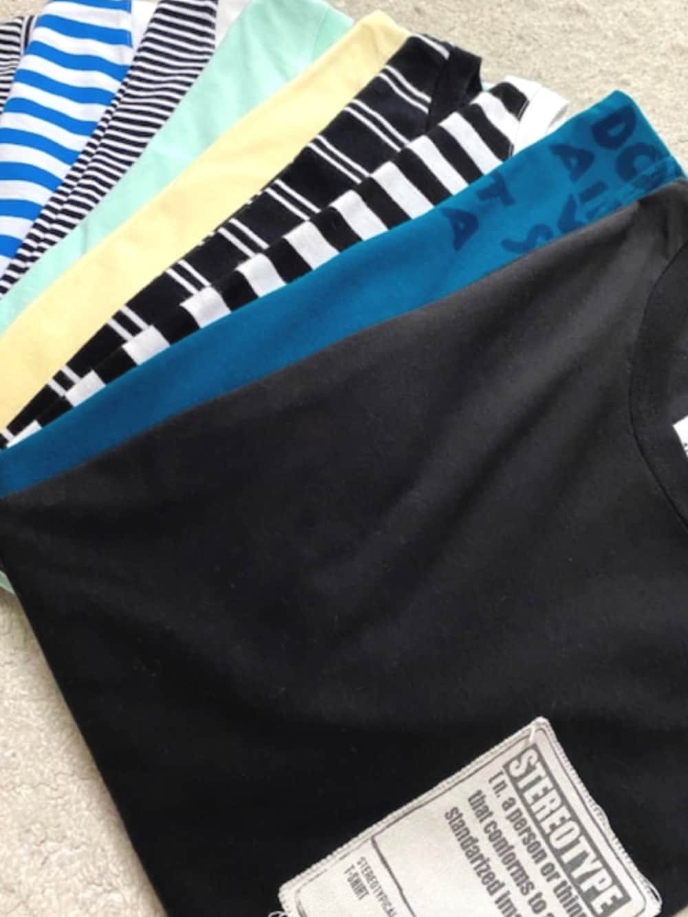 ホワイト系のTシャツ/カットソー、ホワイト系のサロペット/オーバーオール、イエロー系のスニーカーを着用したメンズの夏コーディネートの3枚目の写真