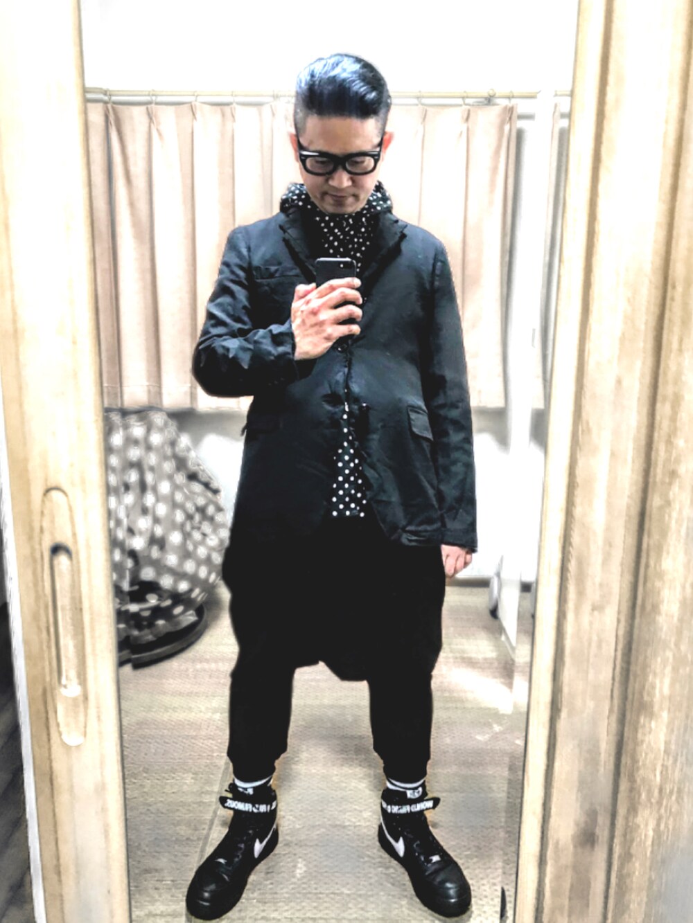 ブラック系のシャツ/ブラウス、ブラック系のその他パンツ、ブラック系のスニーカーを着用したメンズの夏コーディネートの2枚目の写真