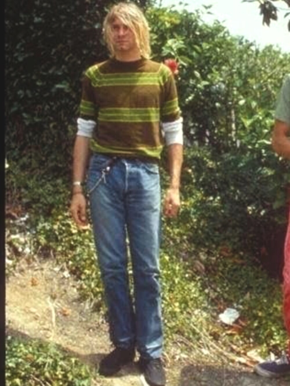 グリーン系のTシャツ/カットソー、ホワイト系のTシャツ/カットソー、ブルー系のデニムパンツを着用したメンズの夏コーディネートの4枚目の写真