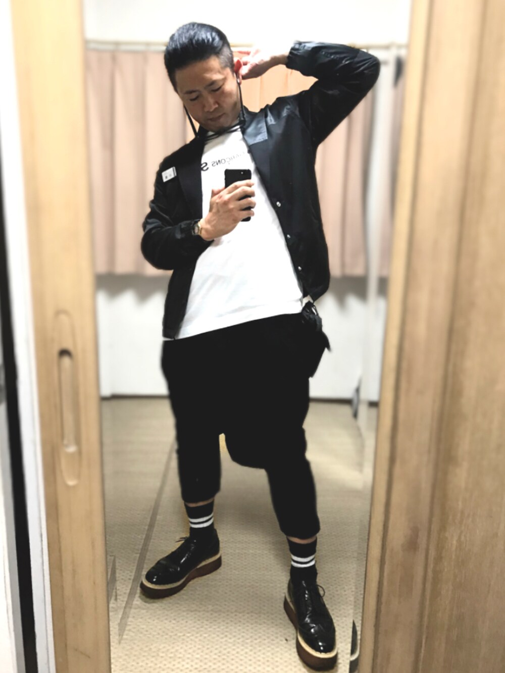 ブラック系のテーラードジャケット、ホワイト系のTシャツ/カットソー、ブラック系のその他パンツを着用したメンズの春コーディネートの2枚目の写真