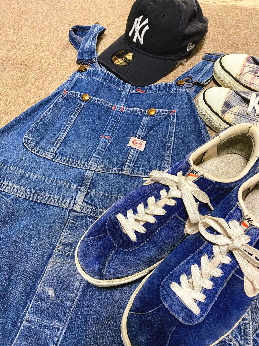 ブルー系のポロシャツ、ブルー系のスニーカー、ブルー系のスニーカーを着用したメンズの夏コーディネートの2枚目の写真