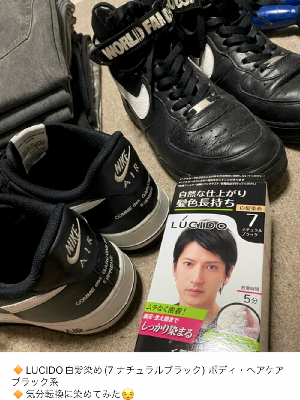 ブラック系のローファー、ブラック系のMA-1、ブラック系のパーカーを着用したメンズの春コーディネートの2枚目の写真