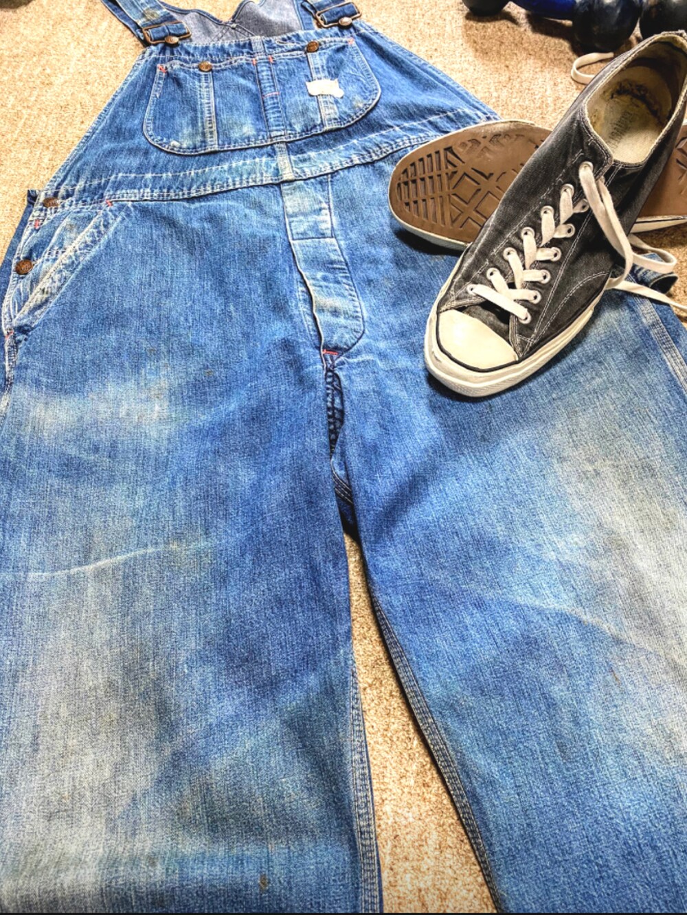 ブルー系のサロペット/オーバーオール、ブルー系のサロペット/オーバーオール、ホワイト系のTシャツ/カットソーを着用したメンズの夏コーディネートの2枚目の写真