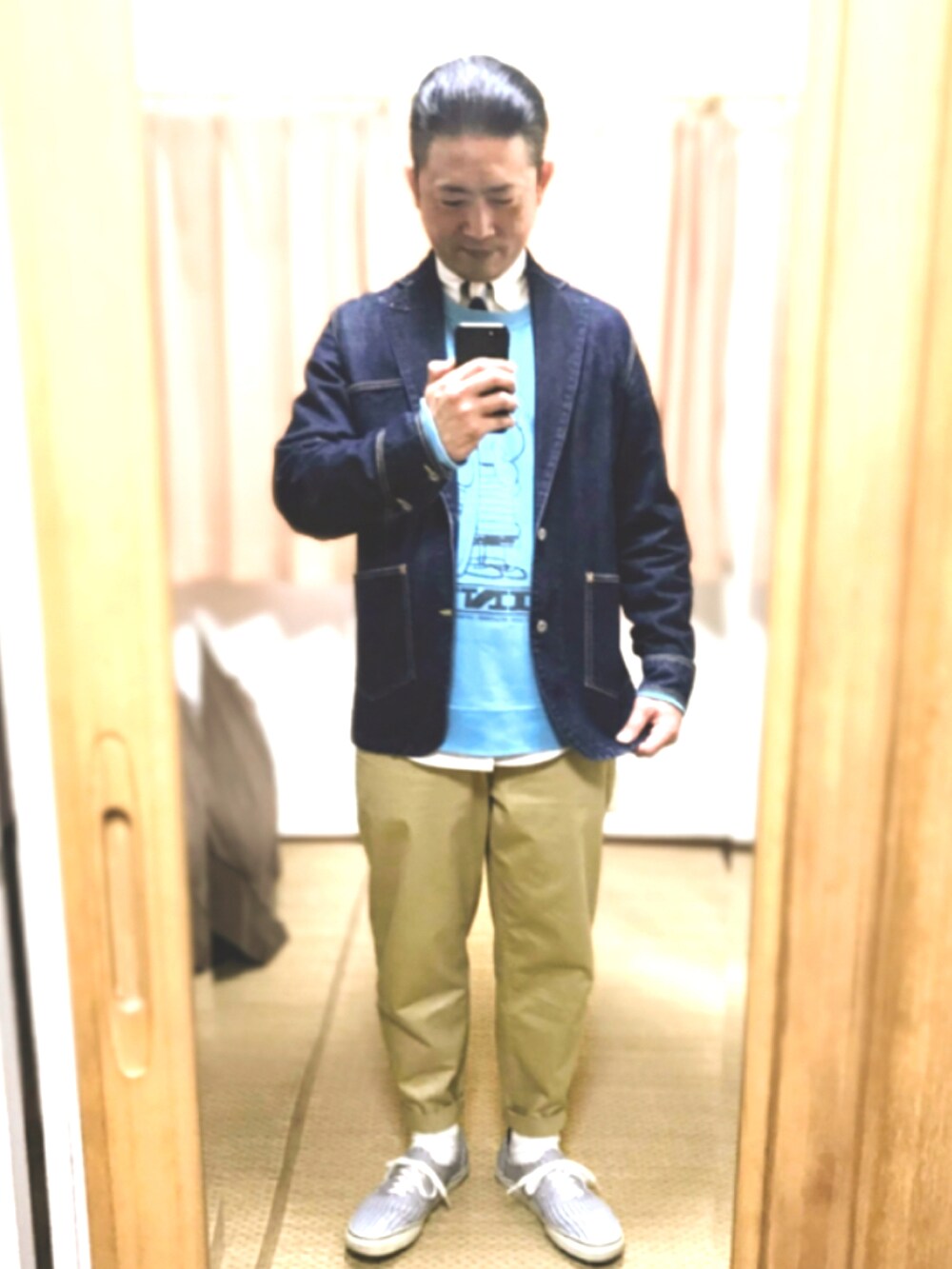 イエロー系のスウェット、ブルー系のデニムジャケット、オレンジ系のスウェットを着用したメンズの夏コーディネートの2枚目の写真