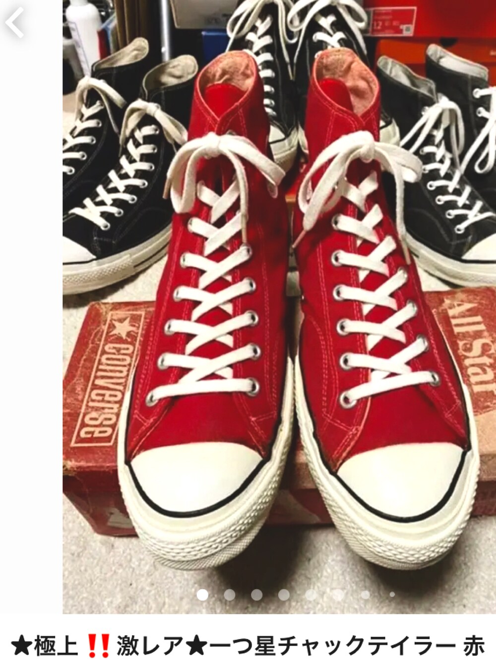 ブラウン系のミリタリージャケット、ブルー系のデニムジャケット、レッド系のスウェットを着用したメンズの冬コーディネートの5枚目の写真