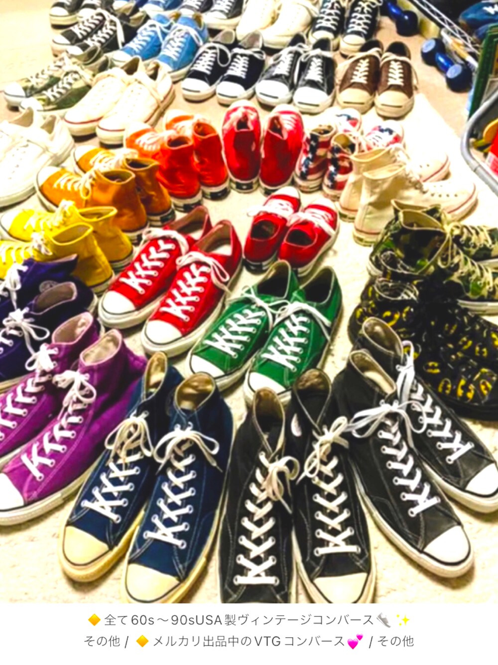 ブラック系のカーディガン/ボレロ、ブラック系のTシャツ/カットソー、ブラック系のデニムパンツを着用したメンズの冬コーディネートの3枚目の写真