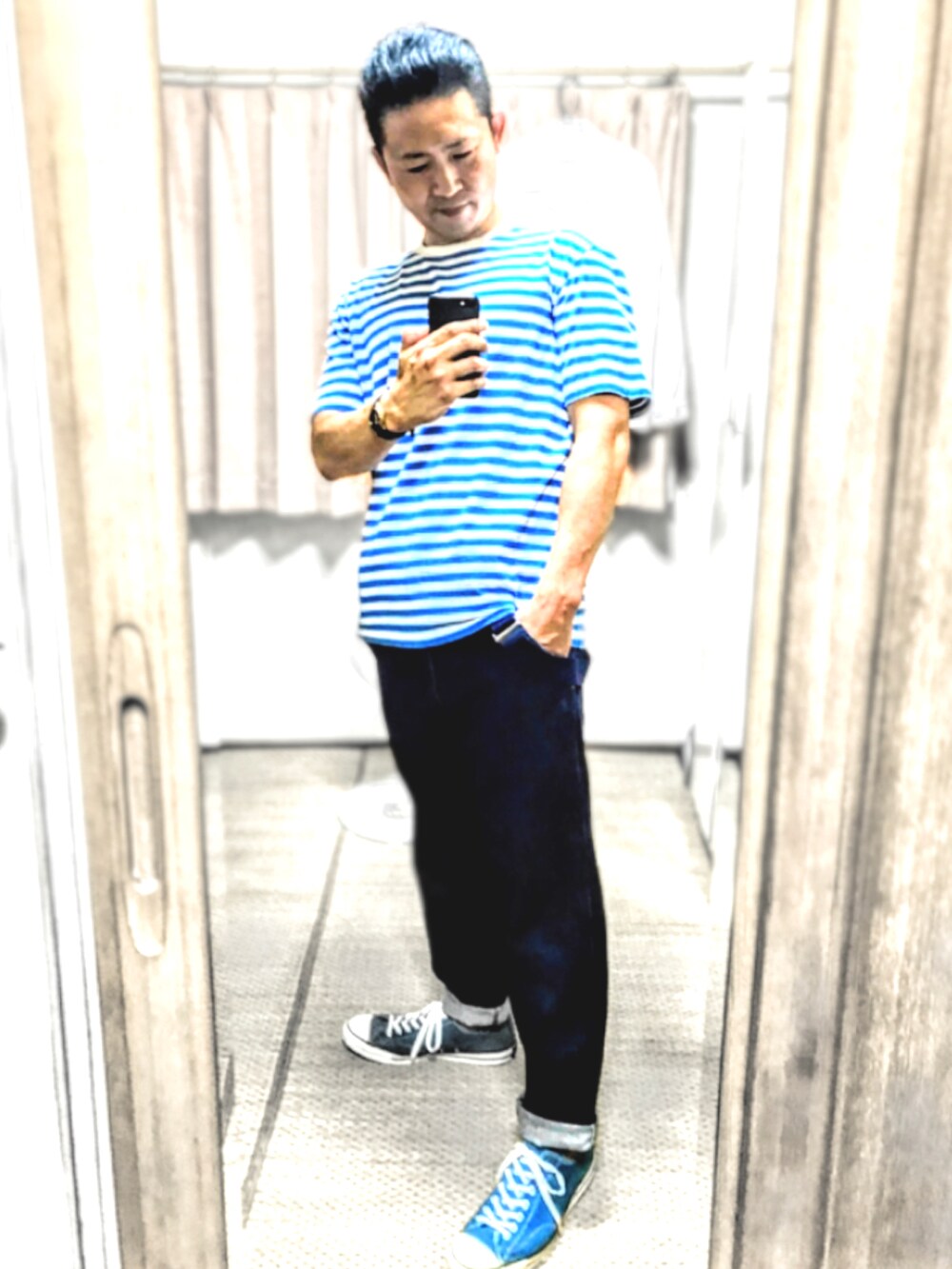 ホワイト系のカバーオール、ホワイト系のTシャツ/カットソー、ブルー系のデニムパンツを着用したメンズの夏コーディネートの2枚目の写真