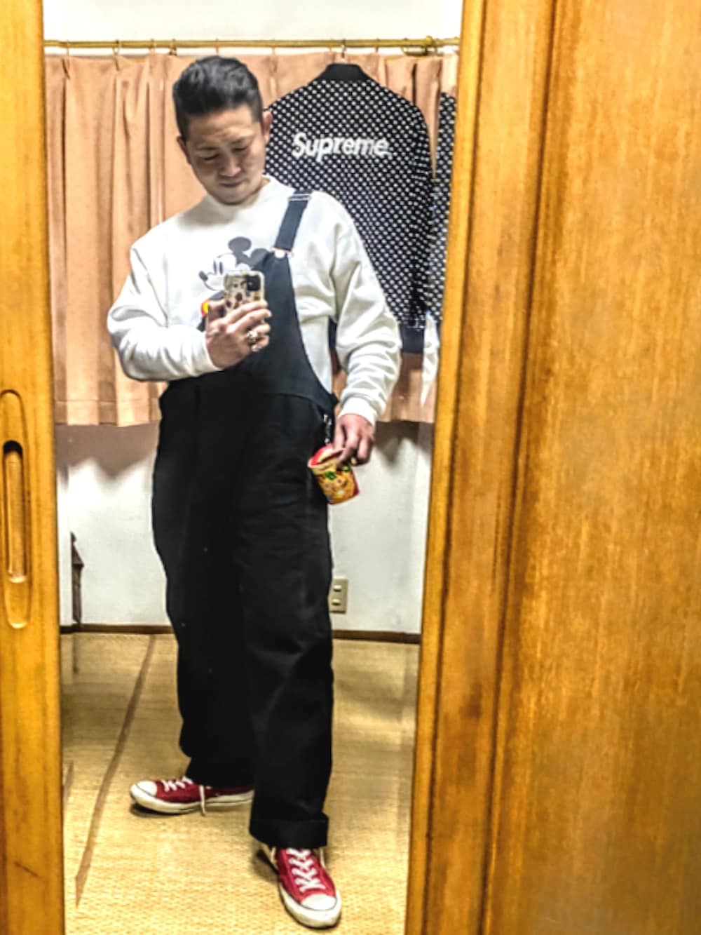 「片手スマホ自撮り研究会🤳✨、我が道をゆく隊、必殺❗️メガネずらし🐸‼️、ヨーゼフ🐶、ホワイトフェス、コンバース、オーバーサイズ、オーバーオール、好きな服を好きなように着る🐷💕、みんな違ってみんないい、コンバースが好き過ぎて🐷💕、双極性障害、北千住アニメが熱い🔥、メルカリ大量出品中‼️、肉体改造中🐷💦」|「🔸ケンさん主催のホワイトフェス✨の🔸今日も宜しくお願い致します🤗(その他、ホワイト系)」を使った、おたっし🐷さん(メンズ・174cm)の春コーディネートの4枚目の写真