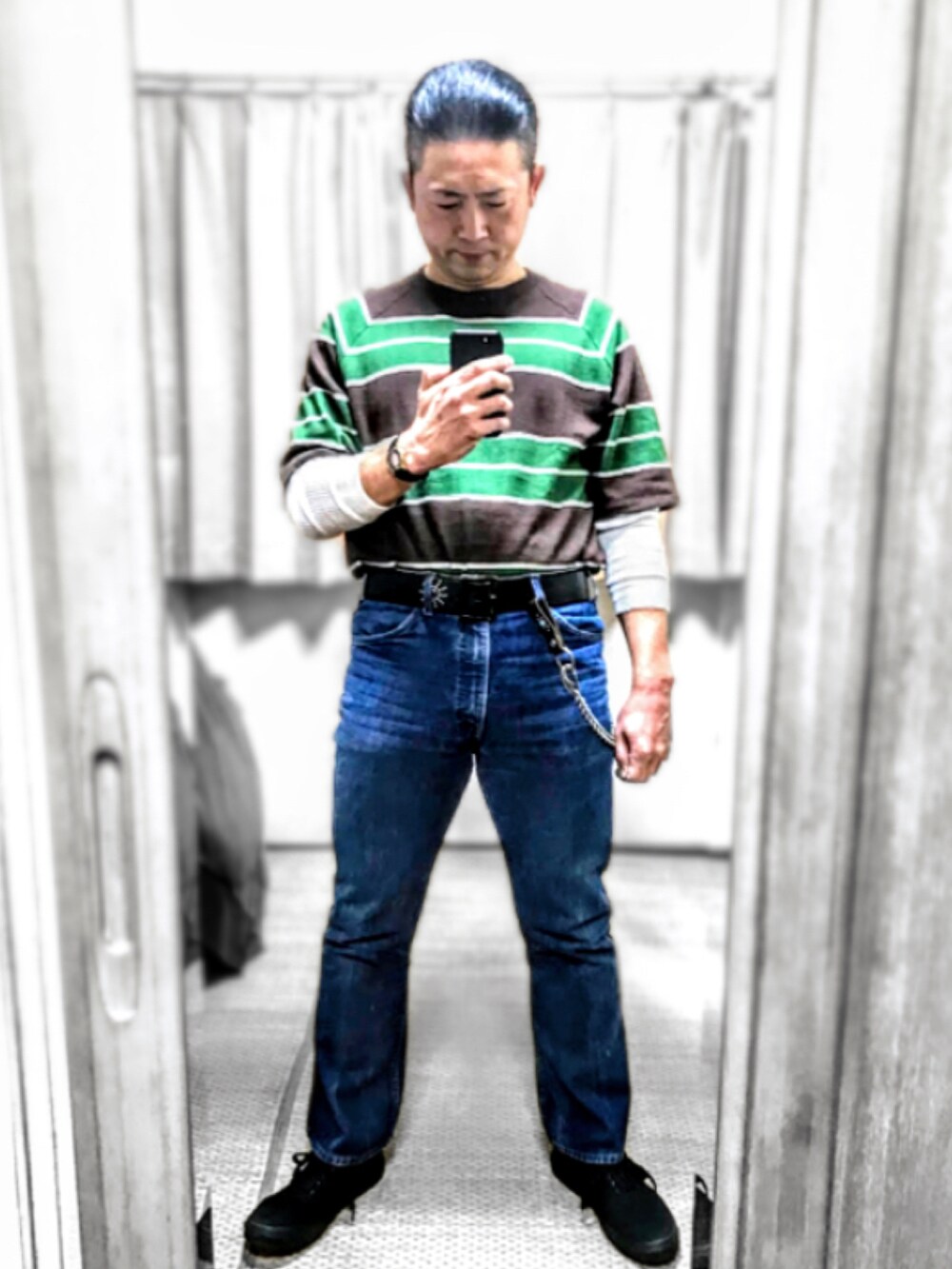 その他のTシャツ/カットソー、グリーン系のTシャツ/カットソー、ホワイト系のTシャツ/カットソーを着用したメンズの夏コーディネートの2枚目の写真