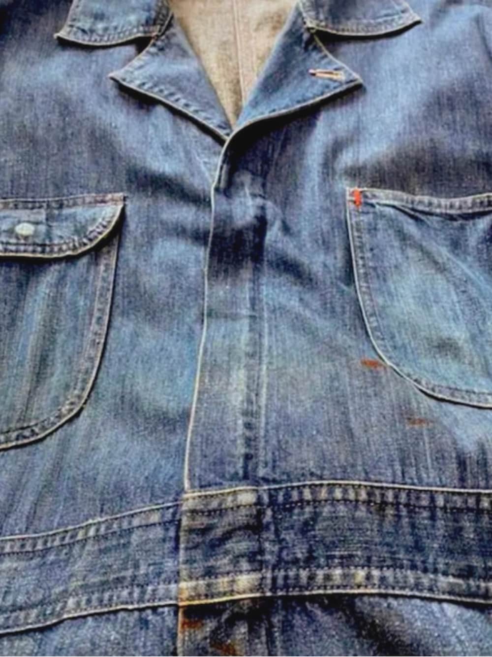 ブルー系のつなぎ/オールインワン、グレー系のパーカー、ブルー系のスニーカーを着用したメンズの秋コーディネートの3枚目の写真