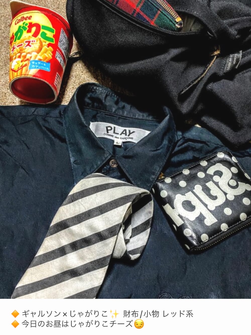 ブラック系のテーラードジャケット、ブラック系のシャツ/ブラウス、ホワイト系のネクタイを着用したメンズの秋コーディネートの4枚目の写真