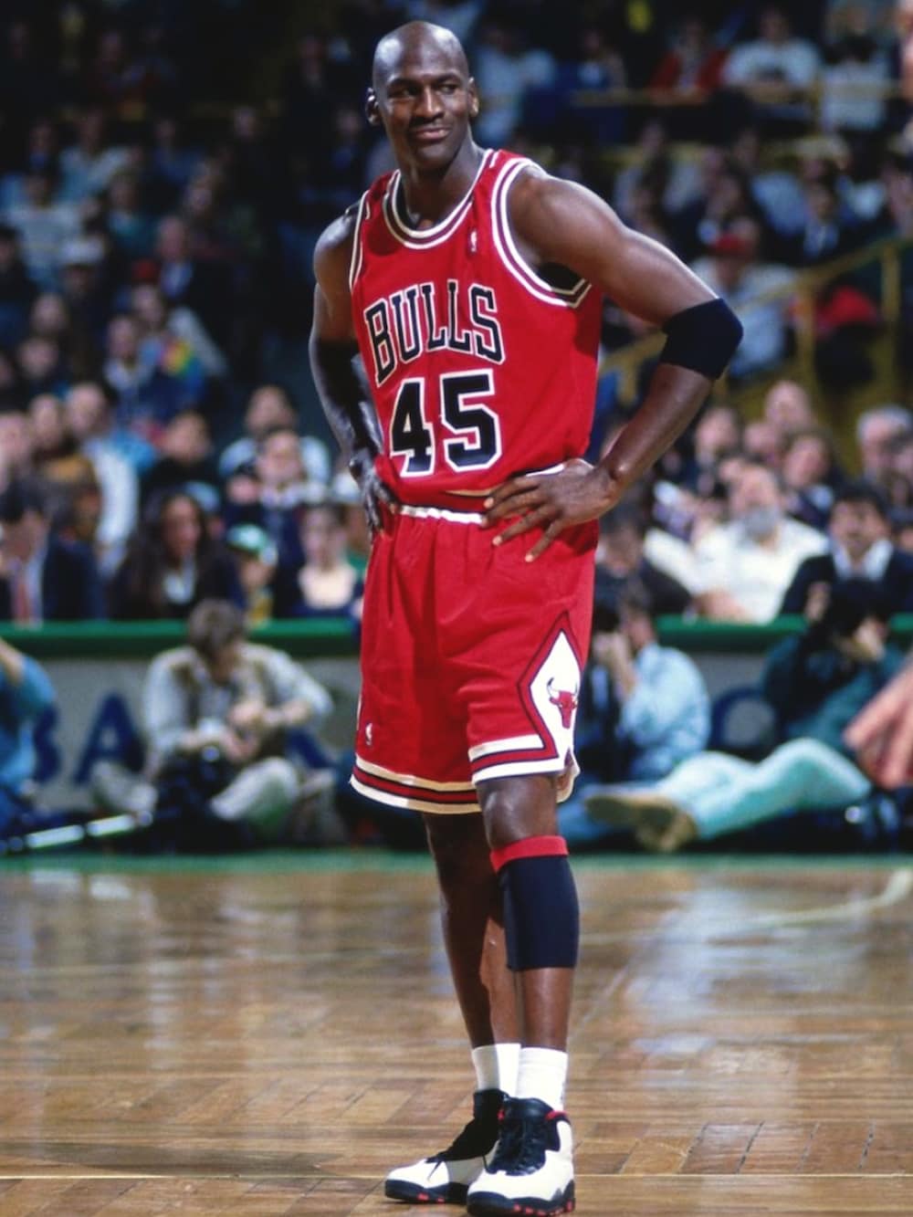 レッド系のタンクトップ、レッド系のニット/セーター、レッド系のニット/セーターを着用したメンズの春コーディネートの3枚目の写真