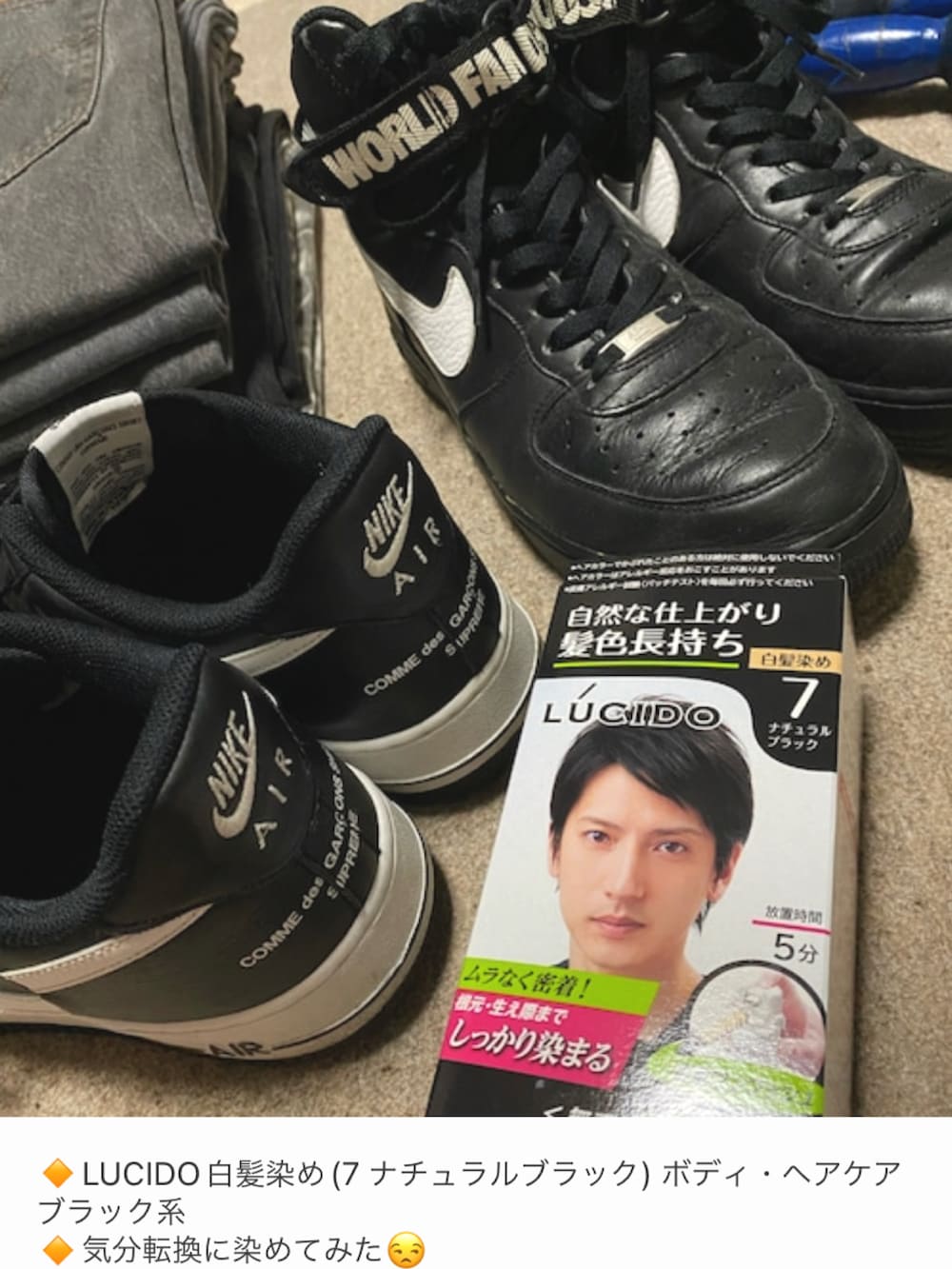 ブラック系のダウンジャケット/コート、ブラック系のカーディガン/ボレロ、ホワイト系のシャツ/ブラウスを着用したメンズの冬コーディネートの4枚目の写真