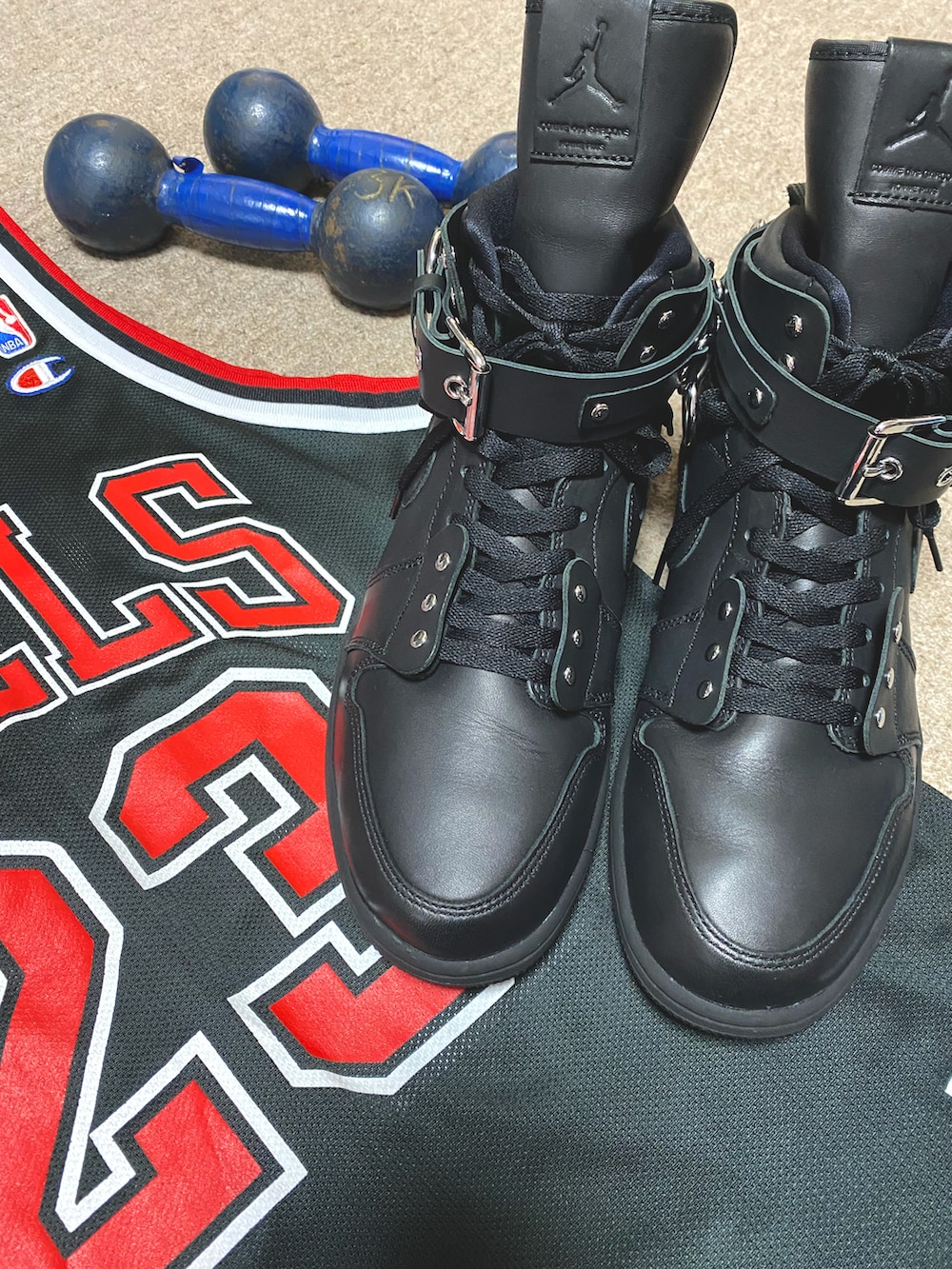 ブラック系のTシャツ/カットソー、ホワイト系のタンクトップ、ブラック系のデニムパンツを着用したメンズの春コーディネートの5枚目の写真