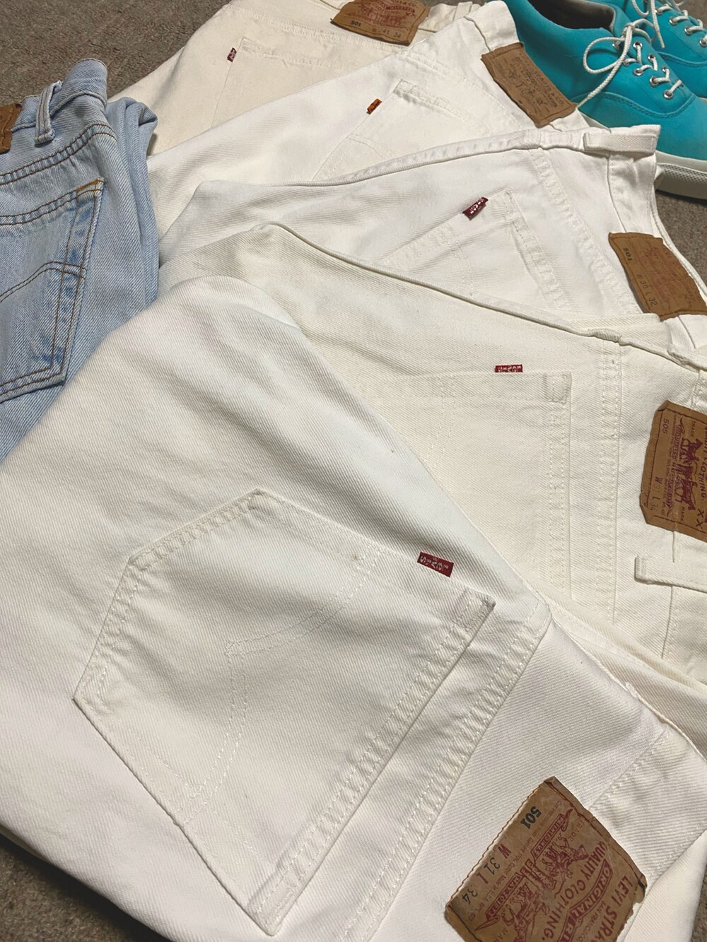 ブルー系のシャツ/ブラウス、ブルー系のネクタイ、ホワイト系のチノパンツを着用したメンズの春コーディネートの4枚目の写真