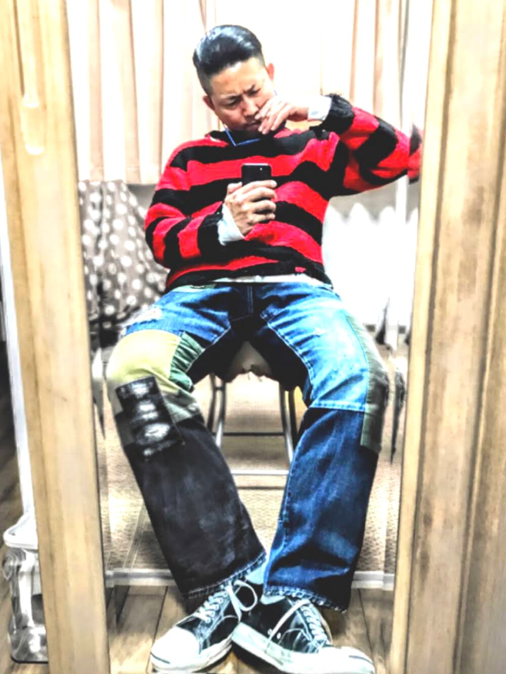 レッド系のカーディガン/ボレロ、ホワイト系のシャツ/ブラウス、ブラック系のネクタイを着用したメンズの夏コーディネートの2枚目の写真