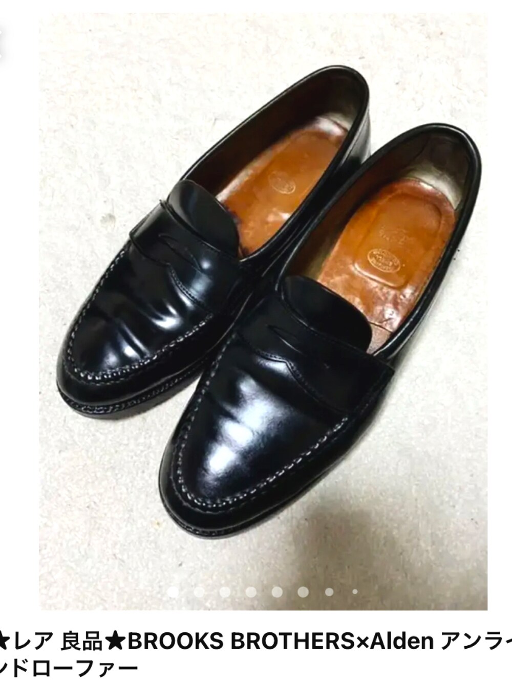 ブルー系のデニムジャケット、ブラック系のニット/セーター、グレー系のスラックスを着用したメンズの春コーディネートの3枚目の写真