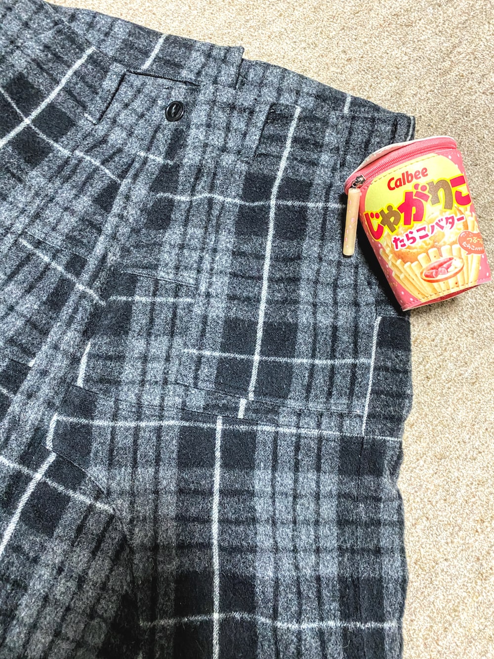 グレー系のテーラードジャケット、ホワイト系のシャツ/ブラウス、グレー系のスラックスを着用したメンズの冬コーディネートの2枚目の写真