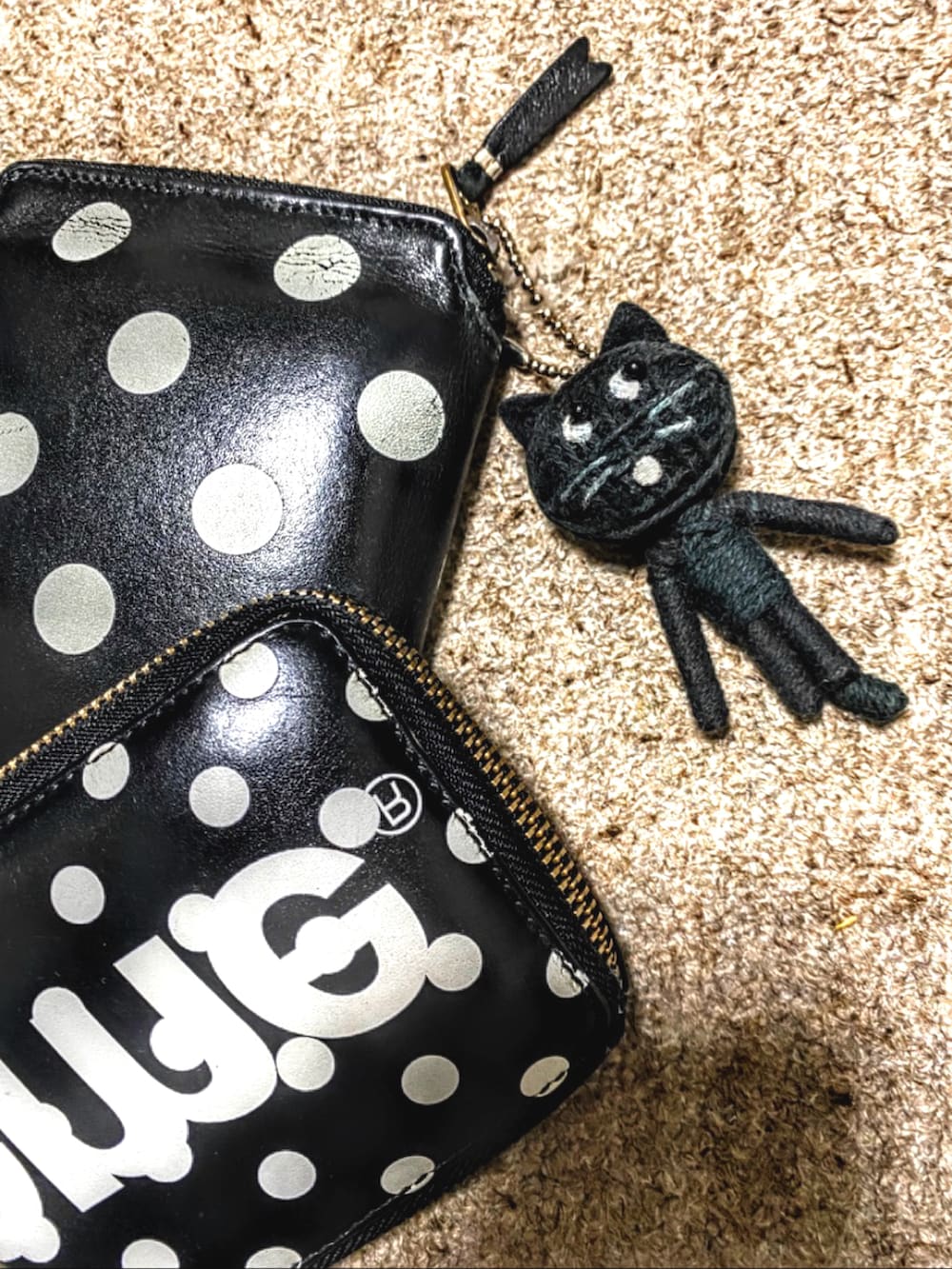 ブラック系のカーディガン/ボレロ、ホワイト系のシャツ/ブラウス、ブラック系のスラックスを着用したメンズの秋コーディネートの3枚目の写真