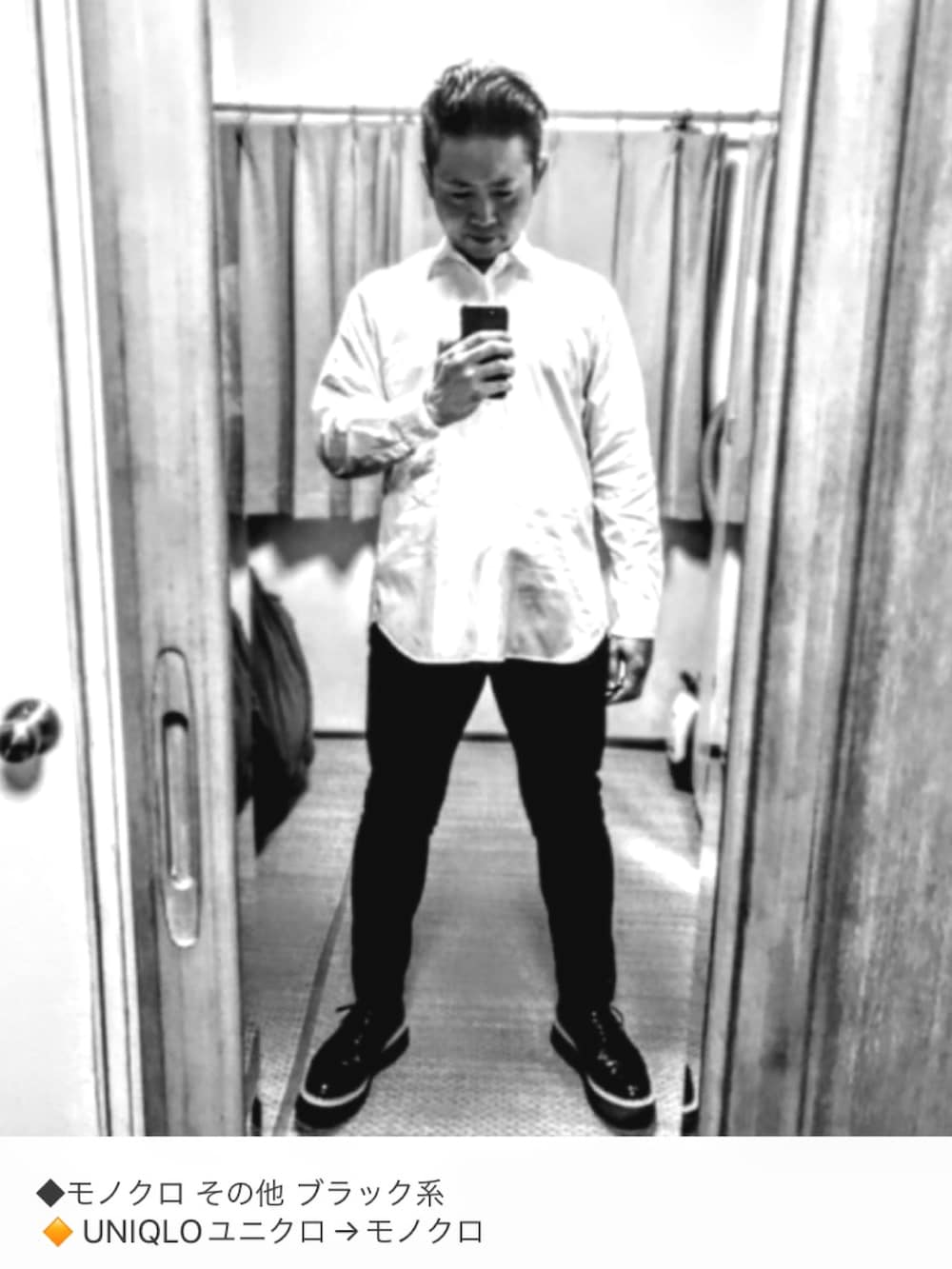 ホワイト系のシャツ/ブラウス、ブラック系のその他パンツ、ブラック系のドレスシューズを着用したメンズの秋コーディネートの2枚目の写真