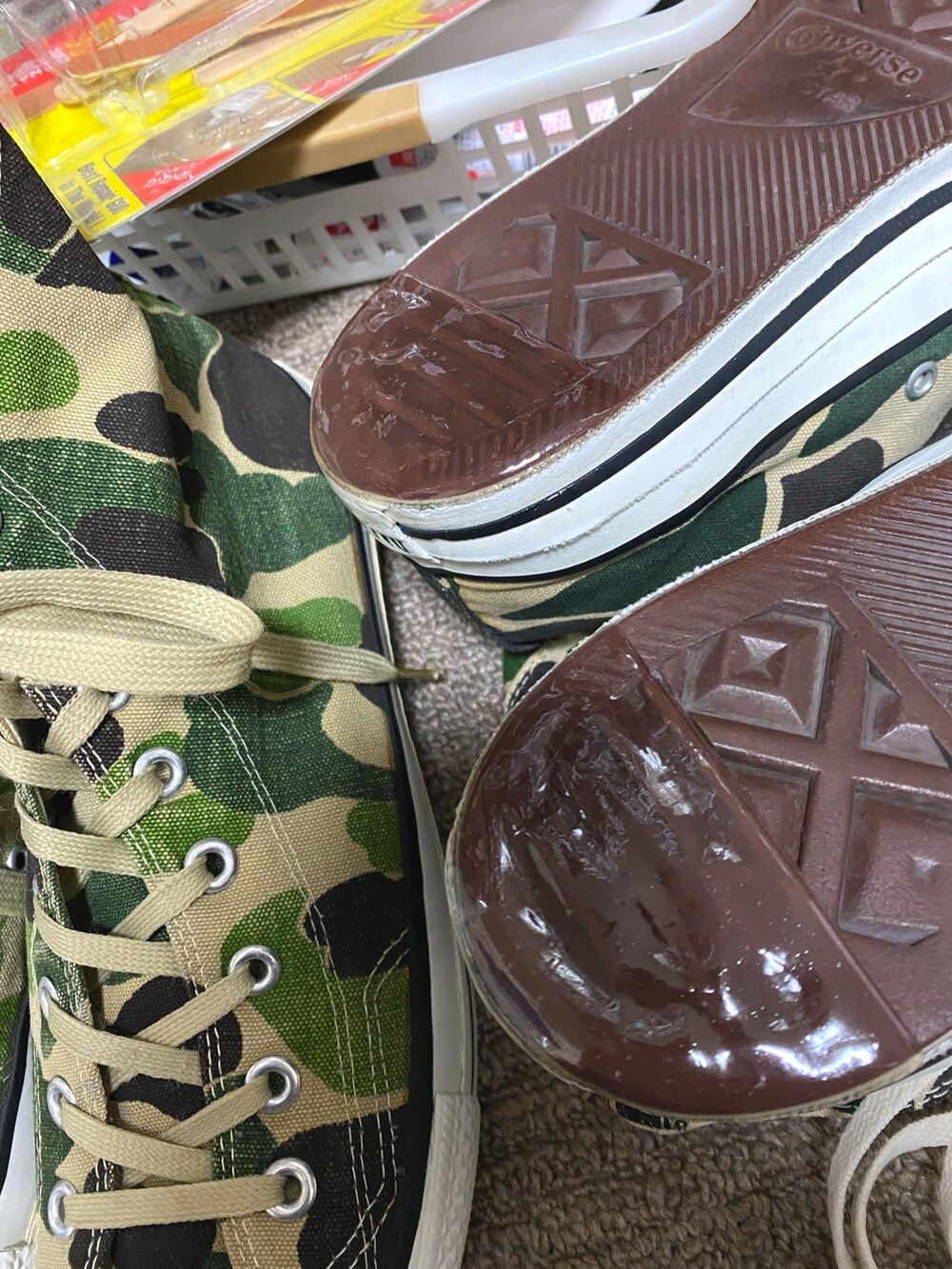 ブルー系のダウンジャケット/コート、ブラック系のカーディガン/ボレロ、ホワイト系のシャツ/ブラウスを着用したメンズの冬コーディネートの2枚目の写真