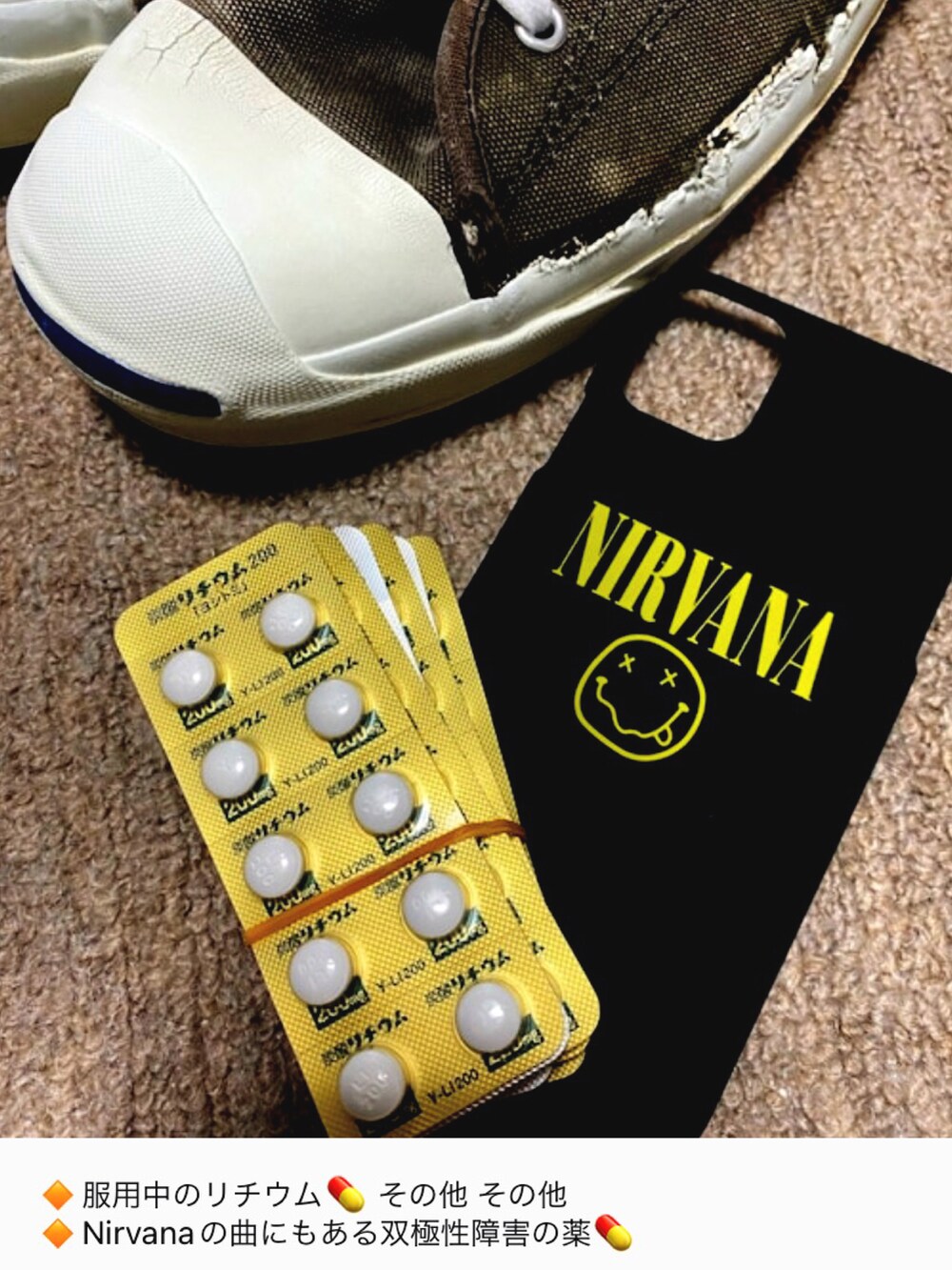 グリーン系のモッズコート、ブラック系のその他パンツ、ブラック系のブーツを着用したメンズの冬コーディネートの3枚目の写真