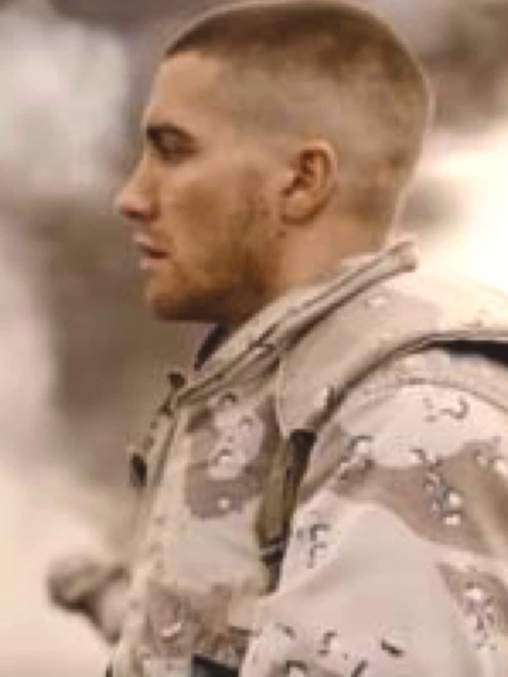 ブルー系のトレンチコート、グレー系のテーラードジャケット、ホワイト系のシャツ/ブラウスを着用したメンズの冬コーディネートの2枚目の写真