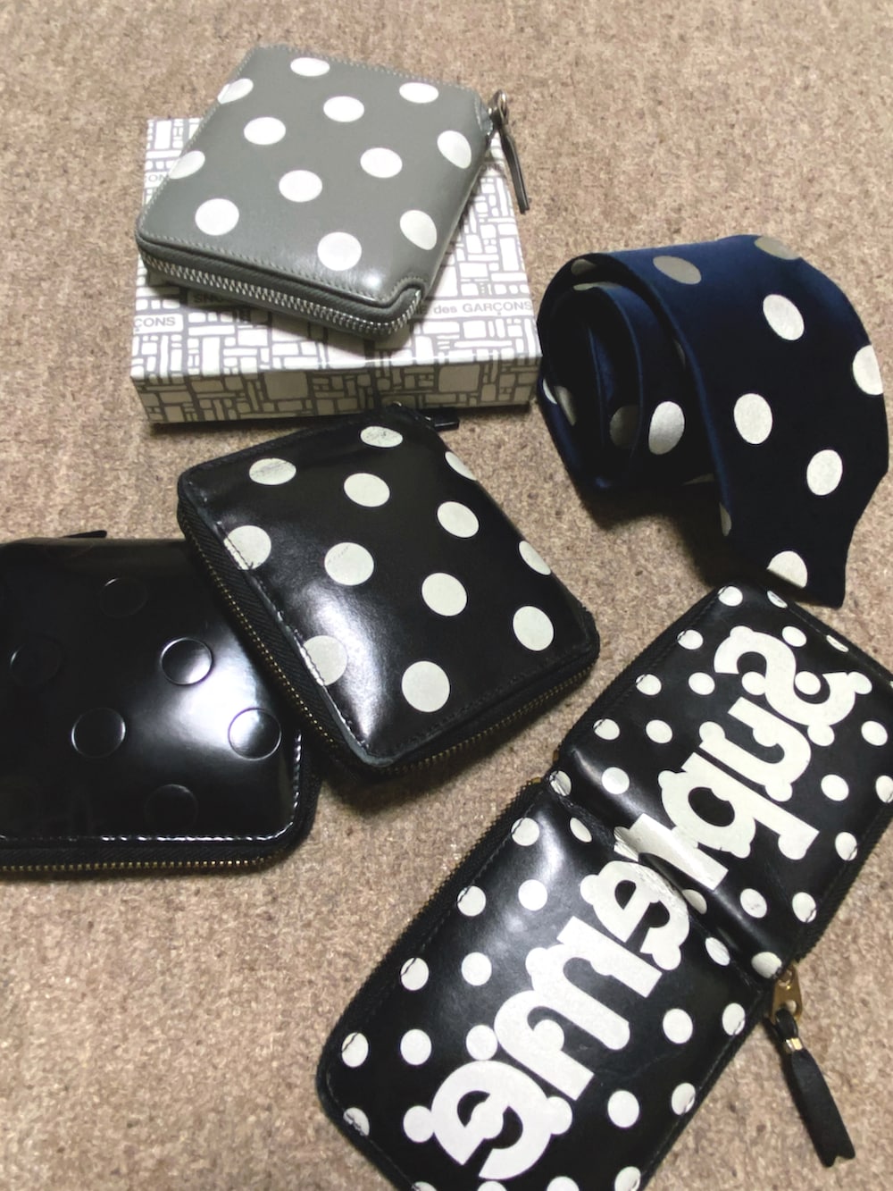 ブラック系のセットアップ、ホワイト系のシャツ/ブラウス、ブラック系のネクタイを着用したメンズの夏コーディネートの2枚目の写真