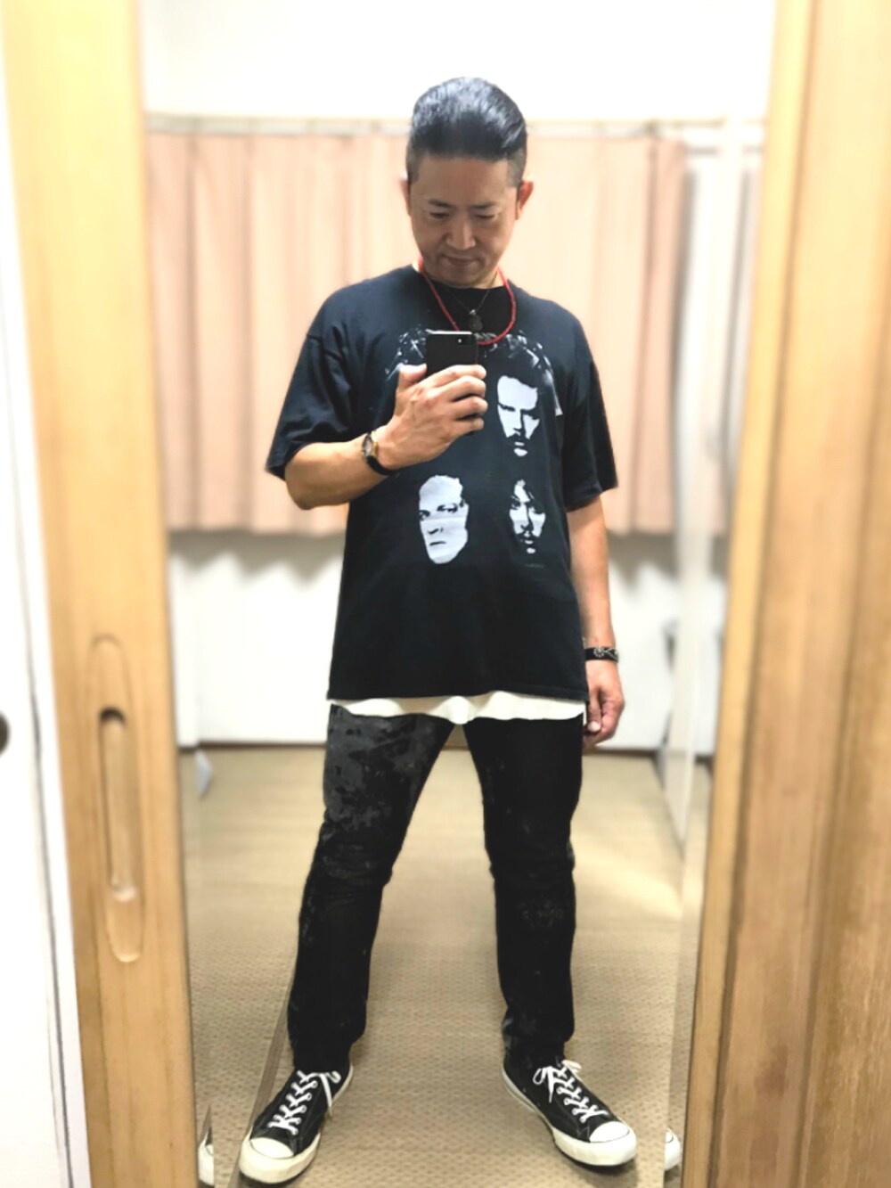 ブラック系のTシャツ/カットソー、ホワイト系のタンクトップ、ブラック系のデニムパンツを着用したメンズの春コーディネートの2枚目の写真