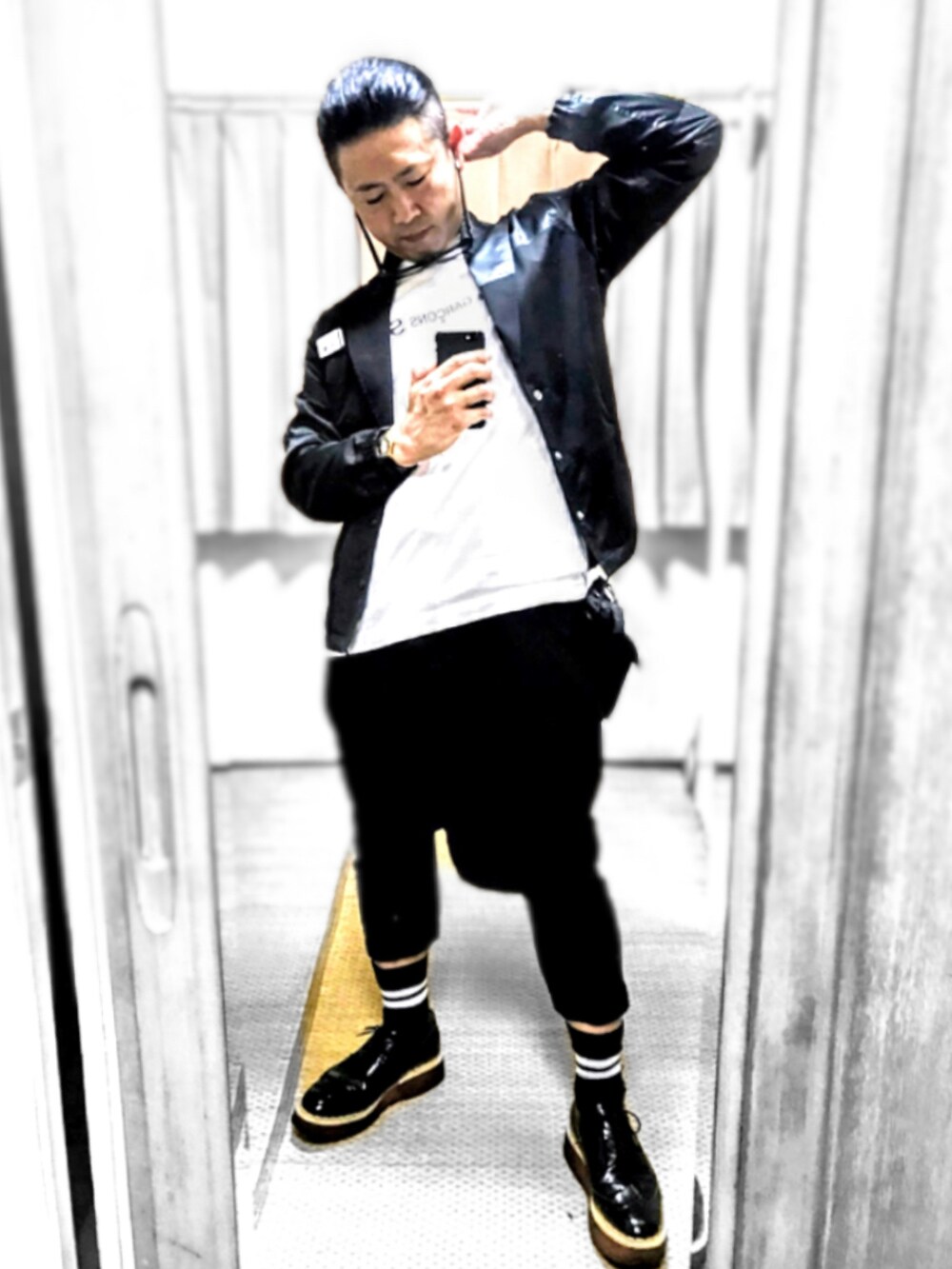 ブラック系のテーラードジャケット、ホワイト系のTシャツ/カットソー、ブラック系のその他パンツを着用したメンズの秋コーディネートの3枚目の写真