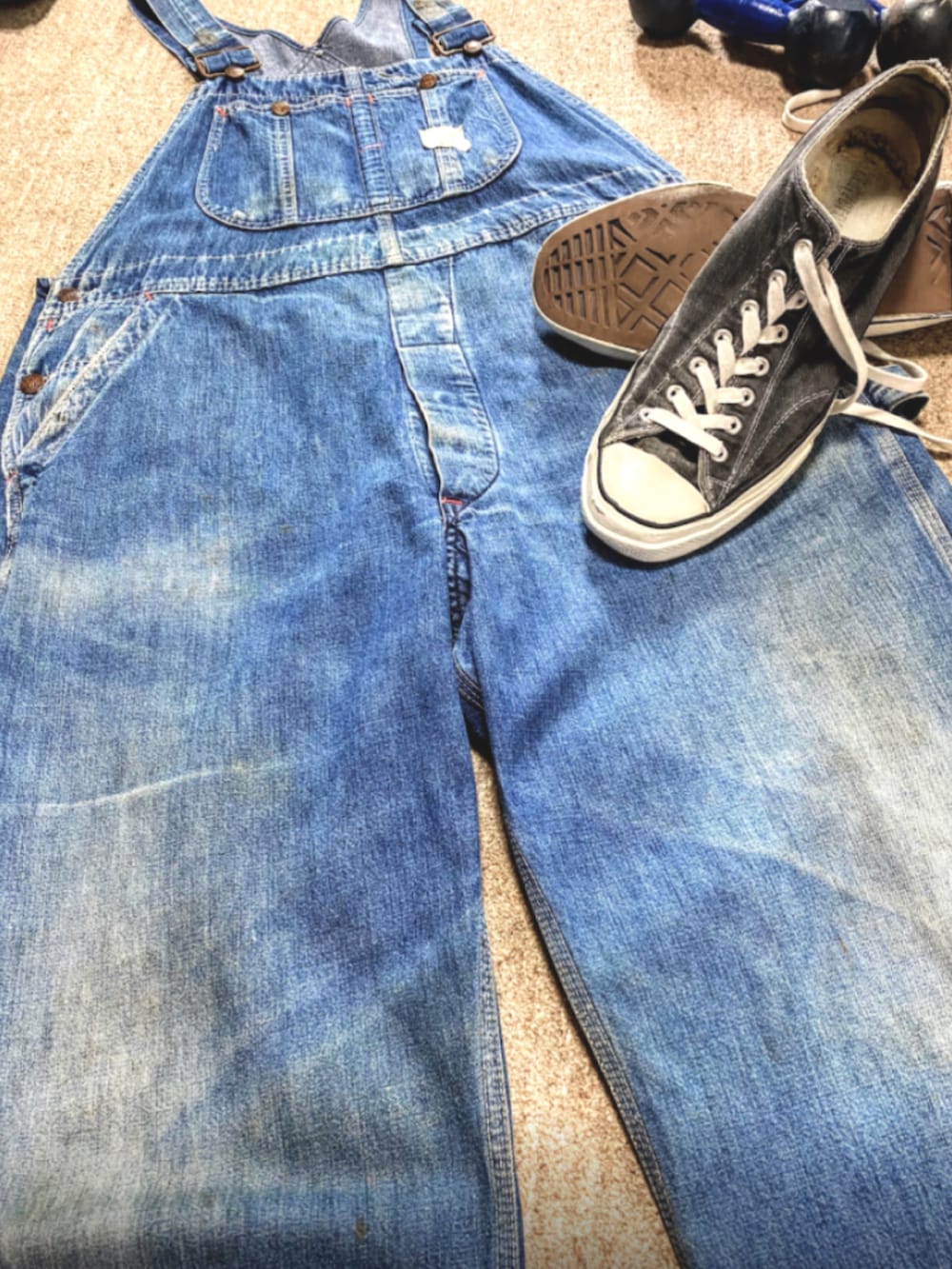 ブラック系のTシャツ/カットソー、ブルー系のサロペット/オーバーオール、ブルー系のサロペット/オーバーオールを着用したメンズの夏コーディネートの2枚目の写真