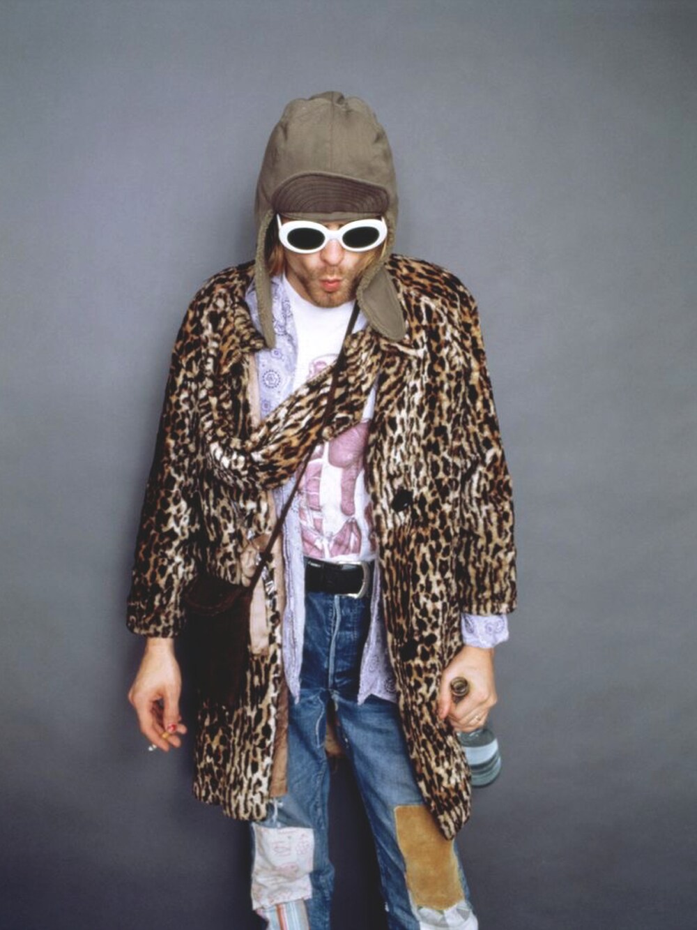 ベージュ系のその他アウター、ブルー系のシャツ/ブラウス、ホワイト系のTシャツ/カットソーを着用したメンズの春コーディネートの3枚目の写真