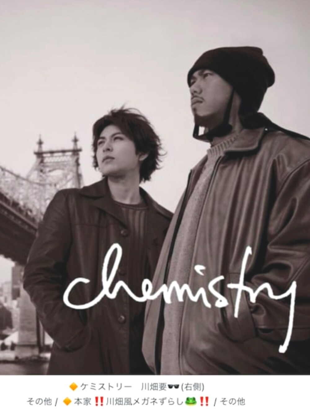 ホワイト系のシャツ/ブラウス、ブルー系のネクタイ、ブルー系のデニムパンツを着用したメンズの夏コーディネートの3枚目の写真