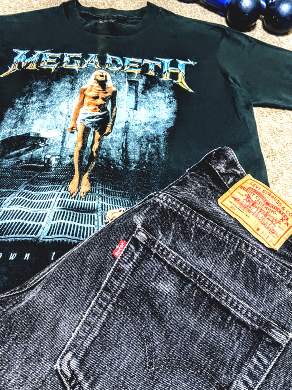 ブラック系のテーラードジャケット、ブラック系のシャツ/ブラウス、ブラック系のその他パンツを着用したメンズの秋コーディネートの4枚目の写真