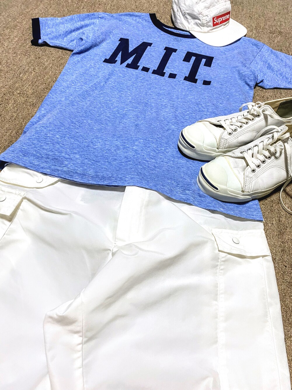 ブルー系のTシャツ/カットソー、ホワイト系のカーゴパンツ、ホワイト系のスニーカーを着用したメンズの夏コーディネートの2枚目の写真