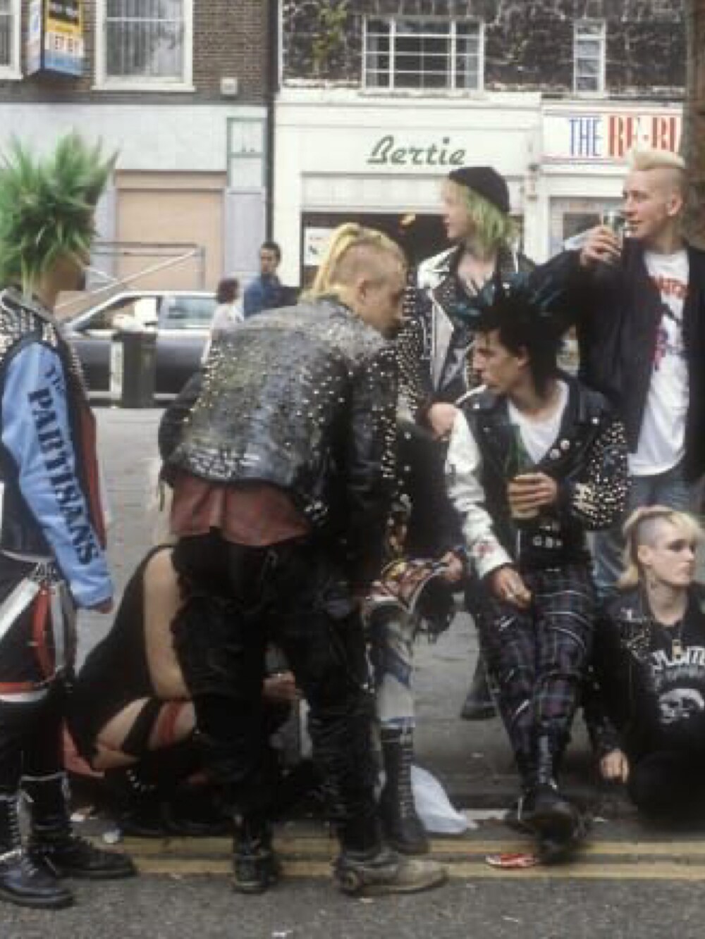 ブラック系のブーツ、グリーン系のモッズコート、ブラック系のテーラードジャケットを着用したメンズの秋コーディネートの4枚目の写真