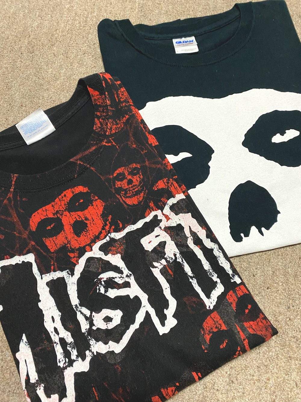 ブラック系のTシャツ/カットソー、グリーン系のTシャツ/カットソー、ブラック系のその他パンツを着用したメンズの夏コーディネートの5枚目の写真