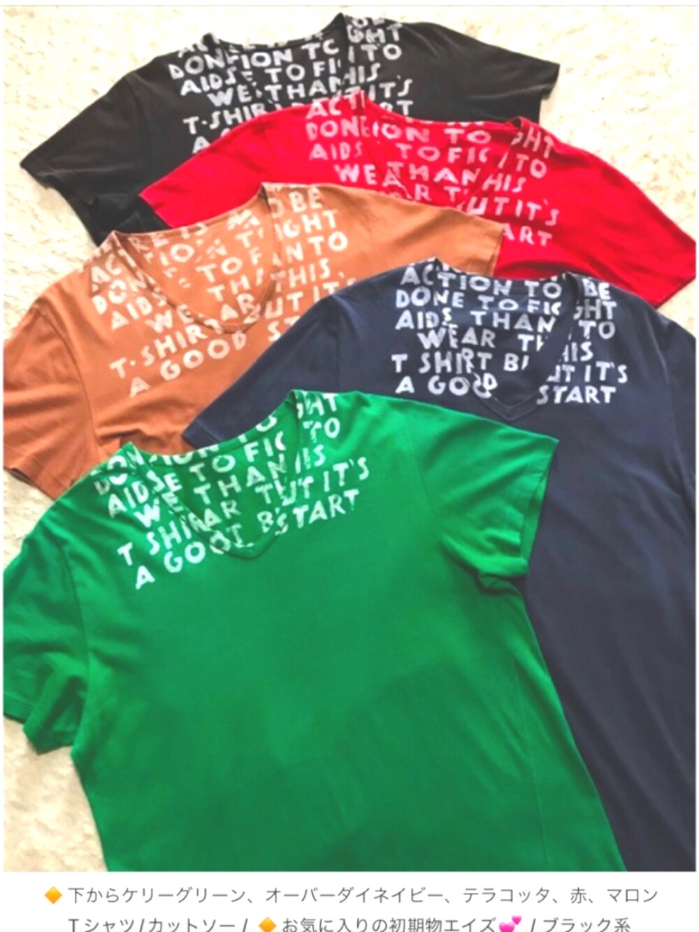 ホワイト系のカバーオール、ホワイト系のTシャツ/カットソー、ブルー系のデニムパンツを着用したメンズの夏コーディネートの4枚目の写真