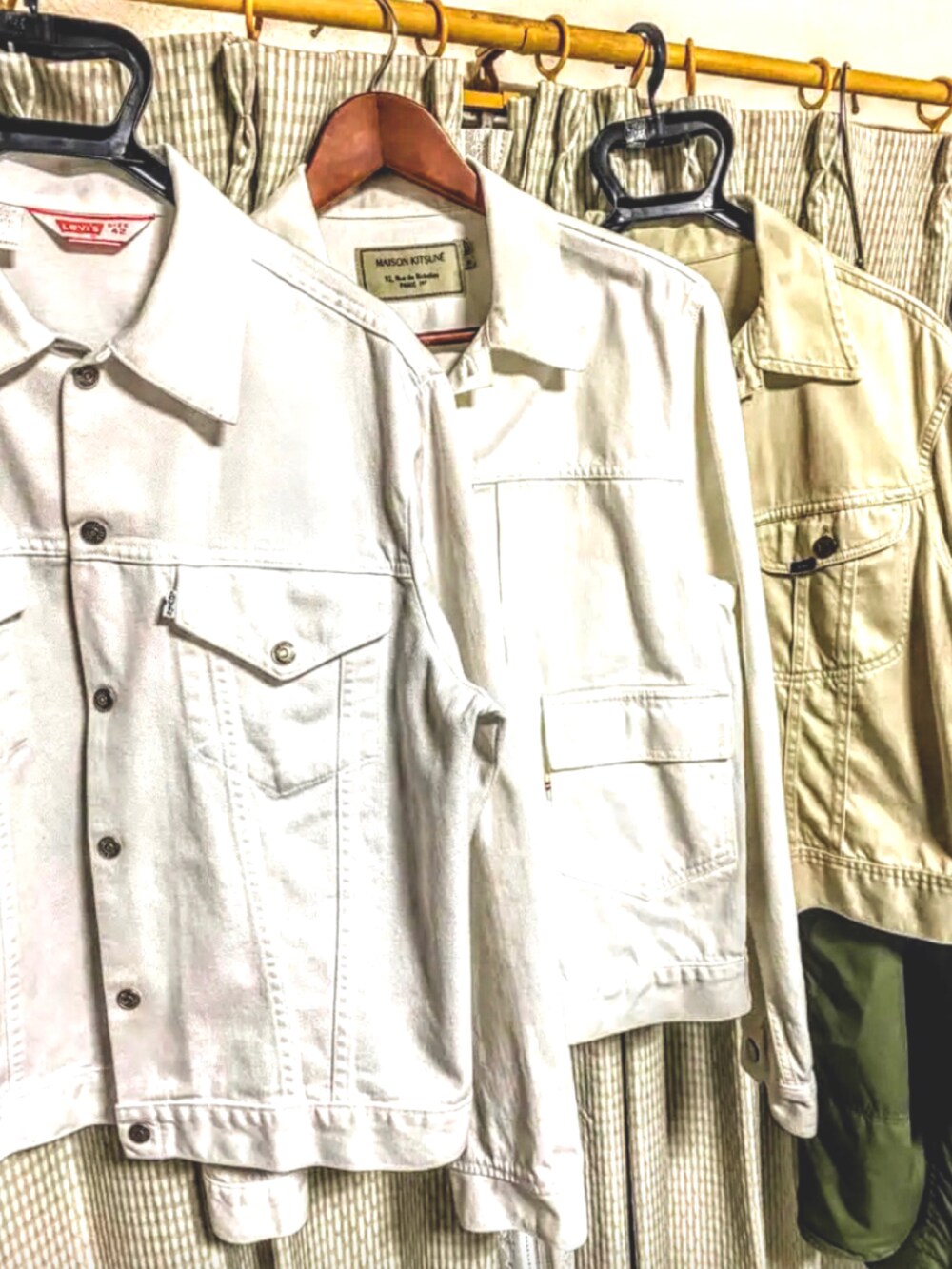 ホワイト系のデニムジャケット、ホワイト系のデニムジャケット、グレー系のスラックスを着用したメンズの春コーディネートの2枚目の写真