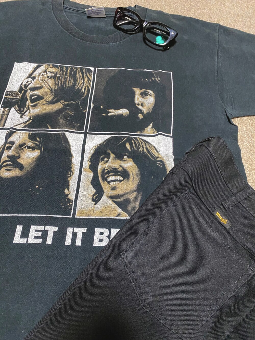 ブラック系のTシャツ/カットソー、ブラック系のスラックス、ブラック系のスニーカーを着用したメンズの夏コーディネートの4枚目の写真