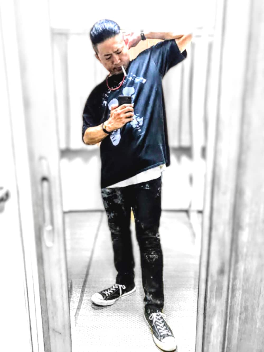 ブラック系のテーラードジャケット、ブラック系のシャツ/ブラウス、ブラック系のその他パンツを着用したメンズの秋コーディネートの3枚目の写真