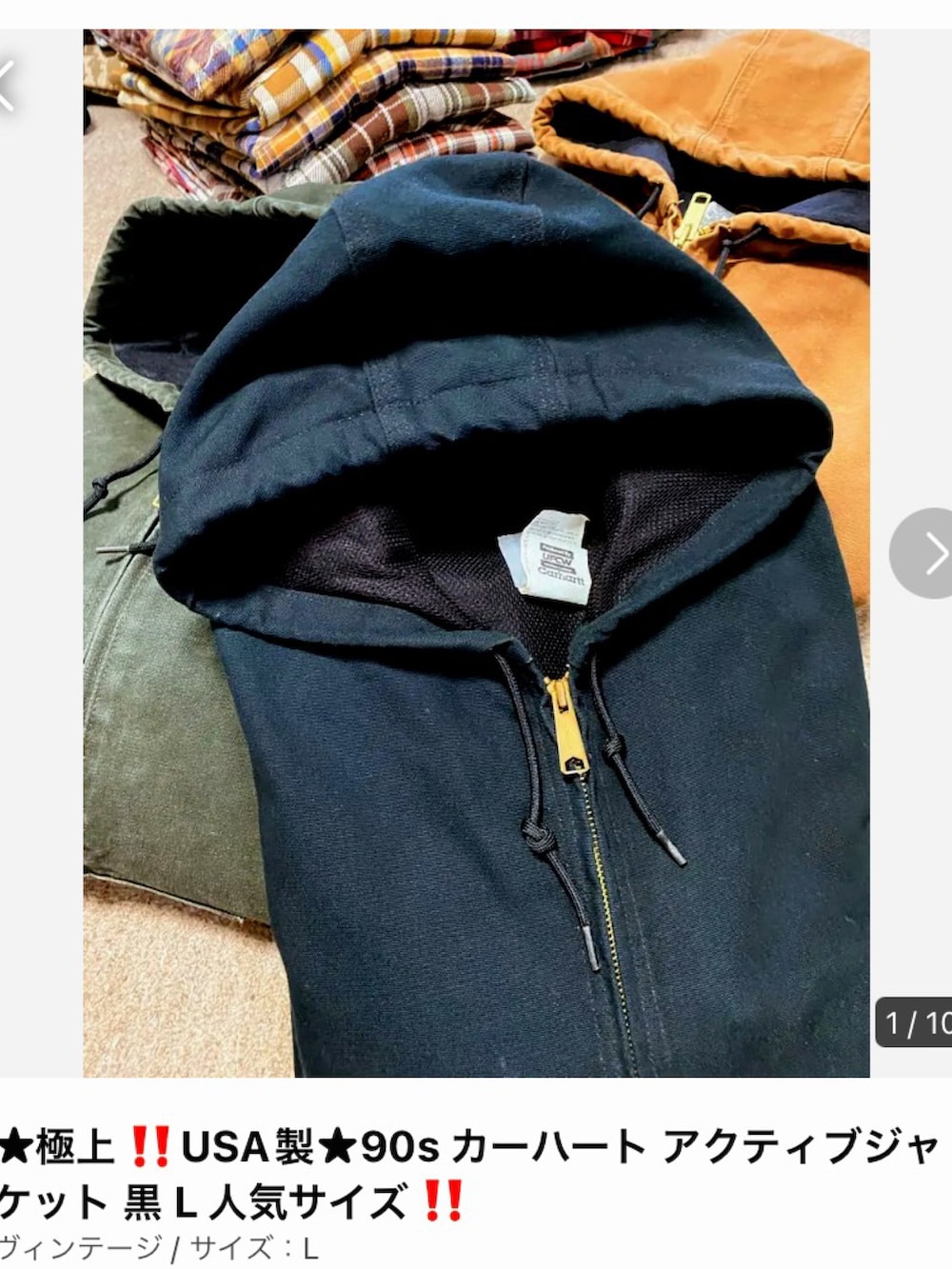 グレー系のブルゾン、ブラック系のブルゾン、ブラック系のチノパンツを着用したメンズの秋コーディネートの3枚目の写真