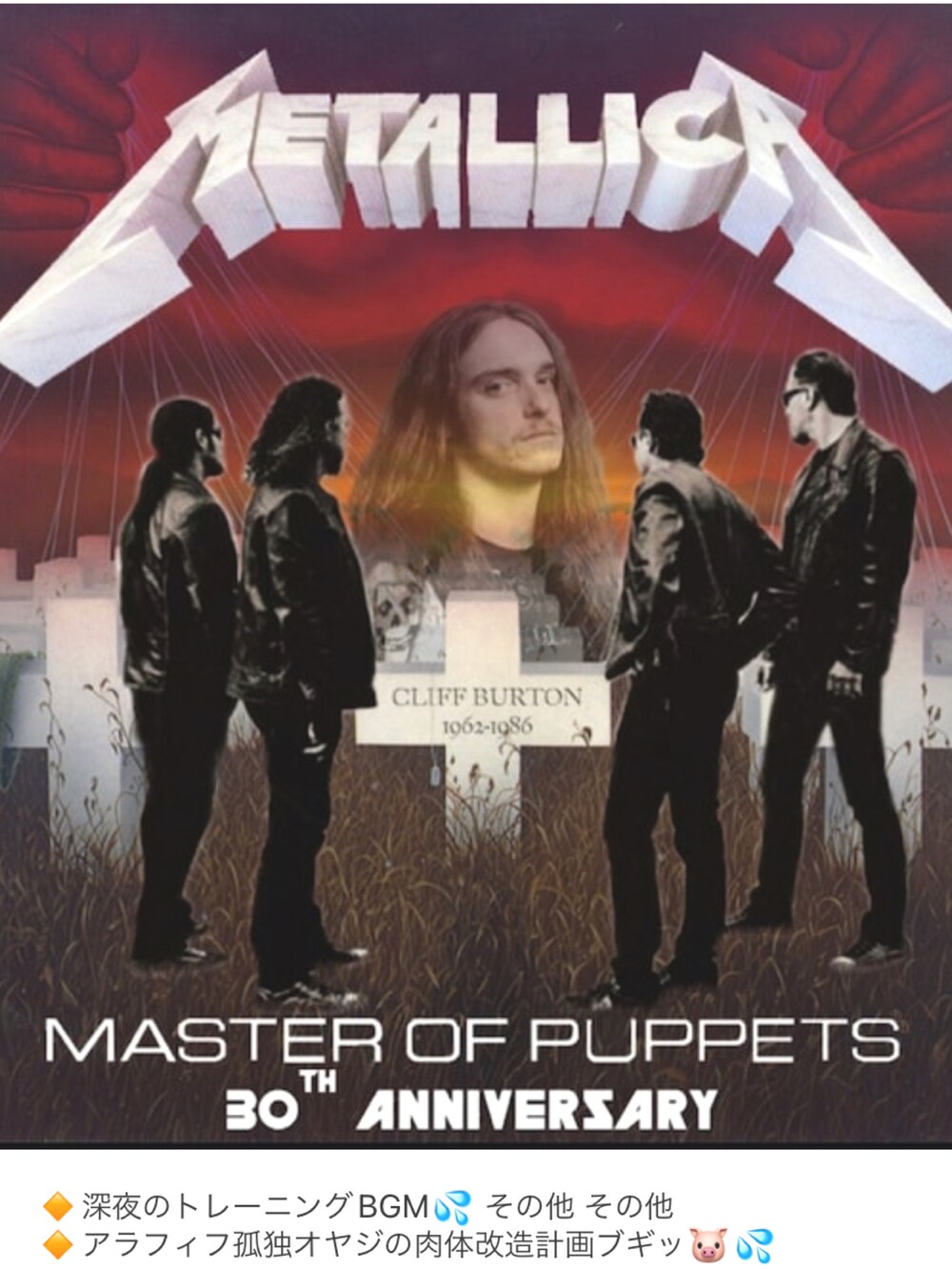 ブラック系のTシャツ/カットソー、ホワイト系のタンクトップ、ブラック系のデニムパンツを着用したメンズの夏コーディネートの5枚目の写真