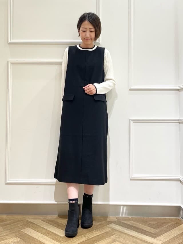 グレー系のカーディガン/ボレロ、ブラック系のワンピース、ホワイト系のニット/セーターを着用したレディースの冬コーディネートの4枚目の写真