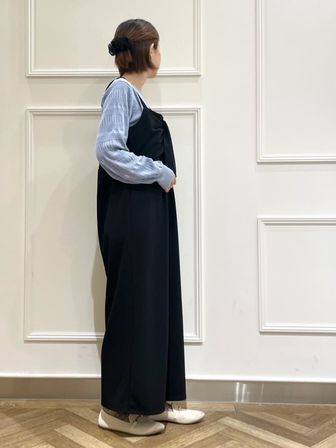グレー系のデニムジャケット、ブラック系のサロペット/オーバーオール、ブルー系のニット/セーターを着用したレディースの春コーディネートの5枚目の写真