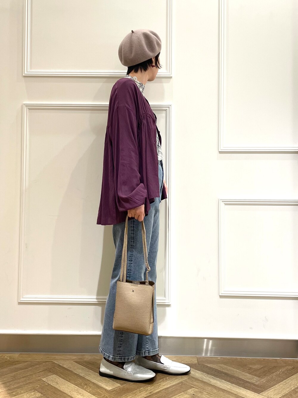 パープル系のカーディガン/ボレロ、グレー系のTシャツ/カットソー、ブルー系のデニムパンツを着用したレディースの秋コーディネートの2枚目の写真