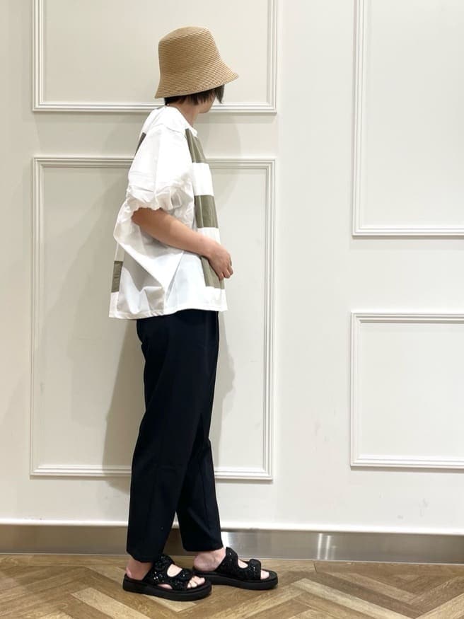グリーン系のTシャツ/カットソー、ホワイト系のTシャツ/カットソー、ブラック系のその他パンツを着用したレディースの夏コーディネートの2枚目の写真