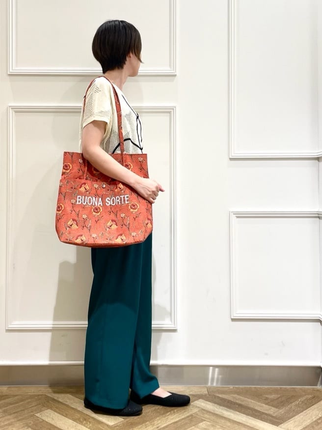 ホワイト系のニット/セーター、グリーン系のその他パンツ、シルバー系のその他シューズを着用したレディースの夏コーディネートの2枚目の写真